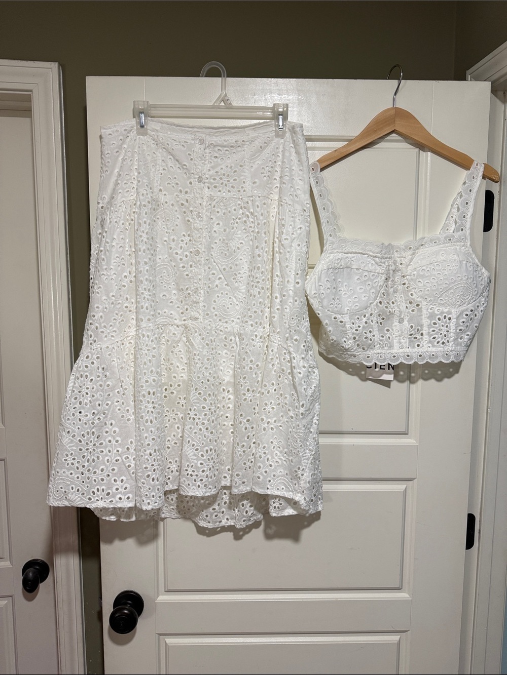 Kirious Los Angeles White Eyelet 2 Piece Set Crop Top & Tiered Skirt large